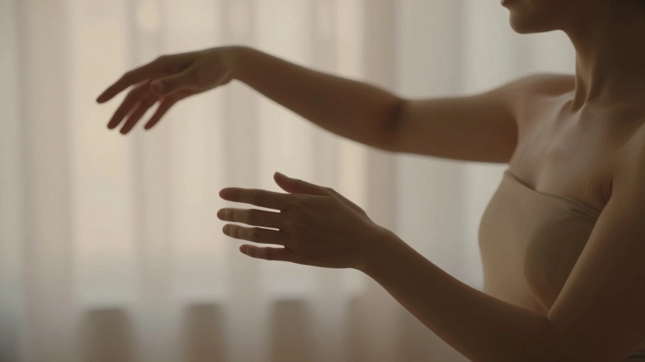 Pomalý dotek ruky po předloktí, bez oleje, bez cíle — jen přítomnost a jemný pohyb.